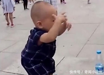 动作|奶奶带着2岁孙子去广场,宝妈出差回来看到后,被孩子的动作逗乐