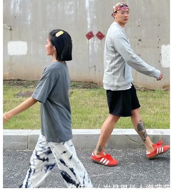 《变形计》李勒优被城市家庭收养，脸上长满青春痘，还不忘臭美