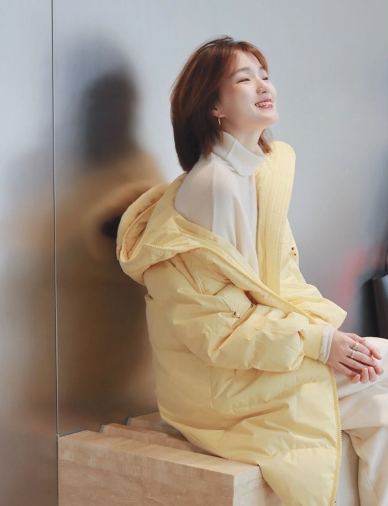 大衣 秋冬衣服别乱买,常备“高领衫”,搭配大衣、羽绒服都洋气