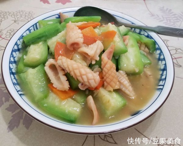 道家常干鱿鱼炒丝瓜|这道家常干鱿鱼炒丝瓜简单快手，超下饭