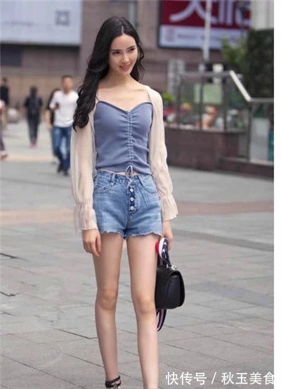 小姐姐|美女身材高挑,一头长发披在肩上,甜美的笑容充满魅力