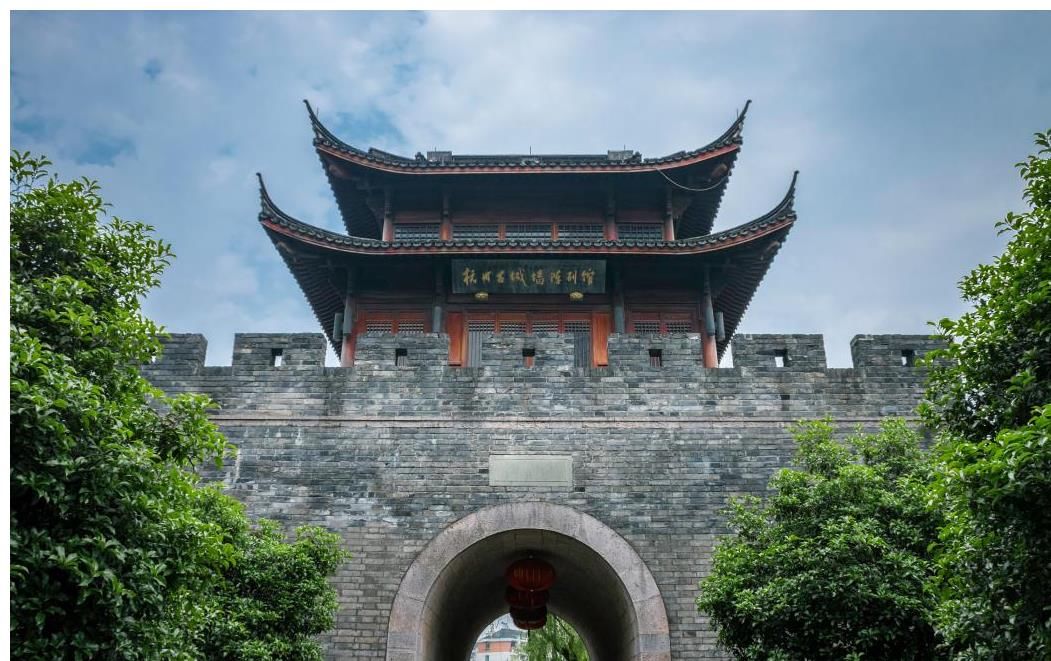 定都|南宋为何定都杭州而不选南京？乱世之下的盛世：临安当时远超建康