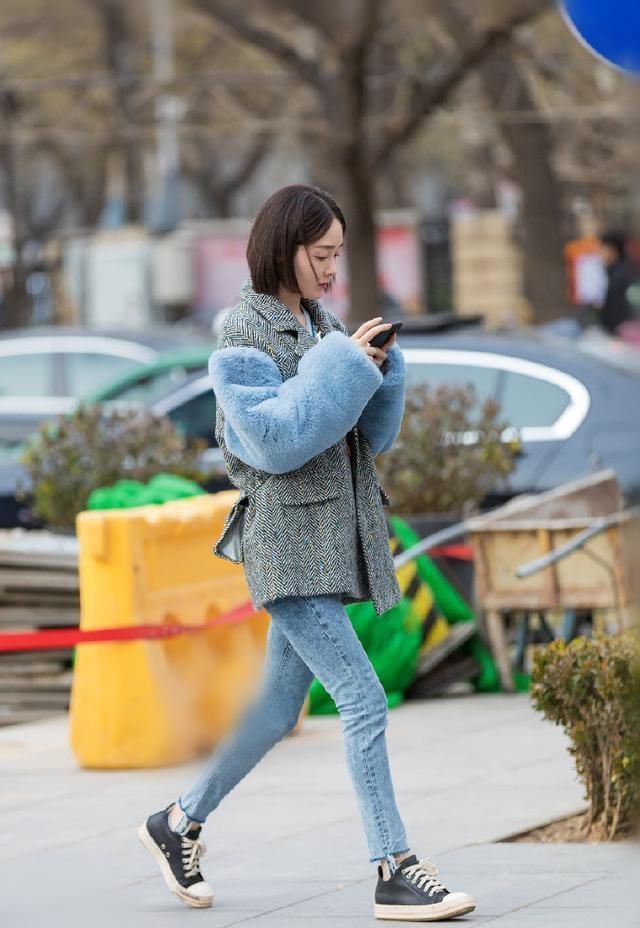 简单大方的牛仔裤搭配更帅气，让你穿起来更加挺拔有型