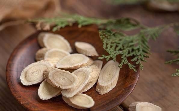 肾小球肾炎|黄芪泡水最养人,想要气血双补,放多少量是关键,涨知识了