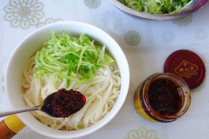 姐姐晚餐就一碗面,晒餐后网友们纷纷留言:这吃法妙,要试试!