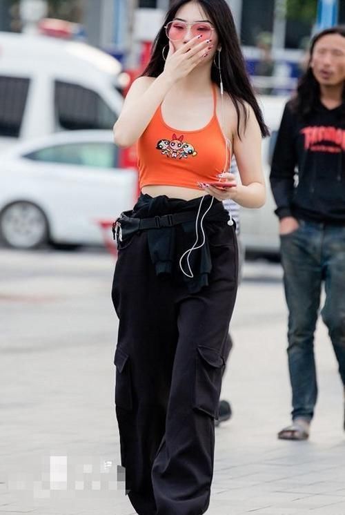 路人街拍,小姐姐蓝色西装外套搭配黑色短裤,充满干练的女人味