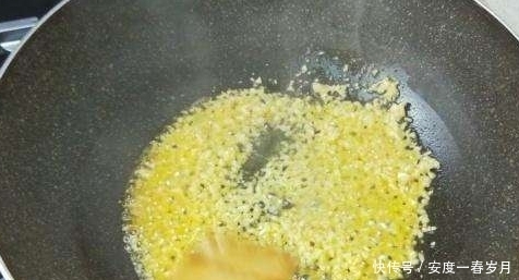 炒生菜,先放蒜还是后放蒜?顺序错了,难怪生菜发黑也不脆
