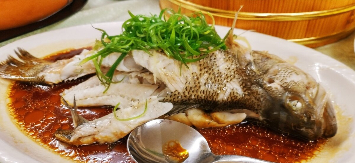 味道|清蒸鱼时,不要放食盐和料酒,教你正确的方法,鱼肉鲜香又滑又嫩