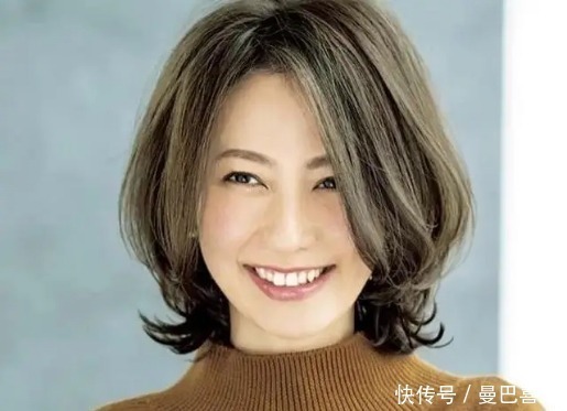 女人|55岁左右的女人,还在留长直发吗,建议烫这几种发型,优雅好看