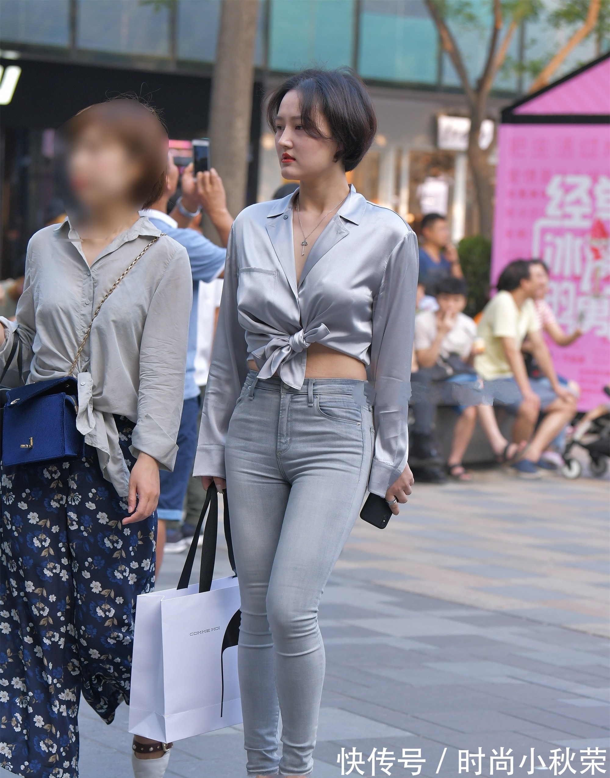 复古|银色真丝衬衫搭配浅灰破旧牛仔裤,风格独特,复古气息十足