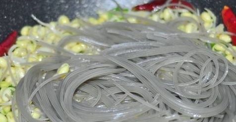 粉条一炒容易起坨？少做了一个步骤，难怪粉条粘一起，还粘锅