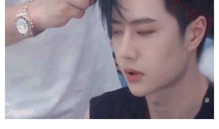 撩人|王一博無袖T太撩人了，隨便一扭都好好看啊，王一博最帥！