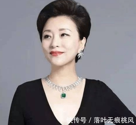 知性|知性女神杨澜戴翡翠手镯高贵大方!万种风情于纤细手腕中尽数体现