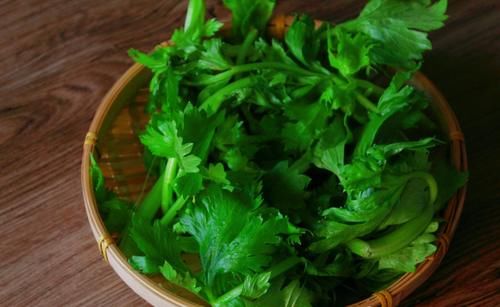 这菜叶子别扔掉，用来烙饼最好吃，清香扑鼻，大人小孩都爱吃