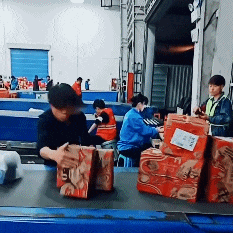 |搞笑GIF从来没有见过如此较真的一个大哥，非要弄得一样宽吗？