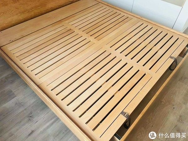 床头柜|只用两招，10㎡“空无一物”的卧室轻松塞下101个登机箱！