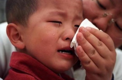 超市|孙子超市里摔碎一盒鸡蛋,店员要求10倍赔偿,奶奶的话让店员羞愧