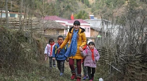 乡村教师扎根深山40年，教育了两代人，这才是中国教育的脊梁