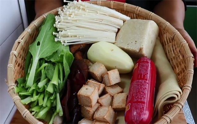 想吃麻辣冒菜不用买,手把手教你在家做,一做一大锅不够吃