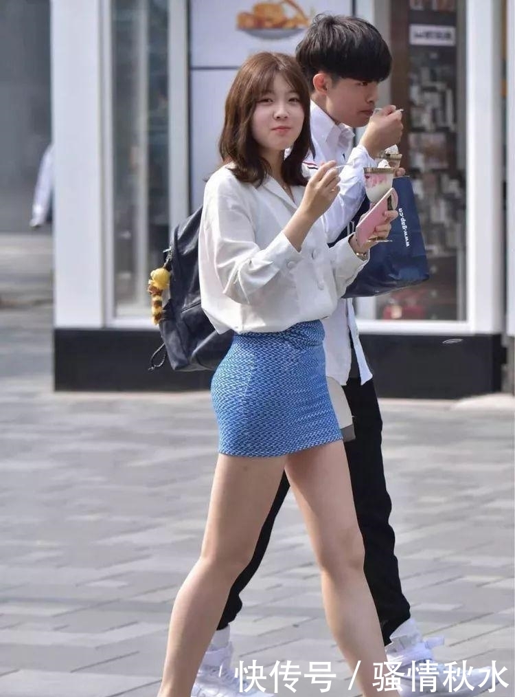 街拍:白衬衫搭配蓝色条纹包臀裙,颜色唯美浪漫