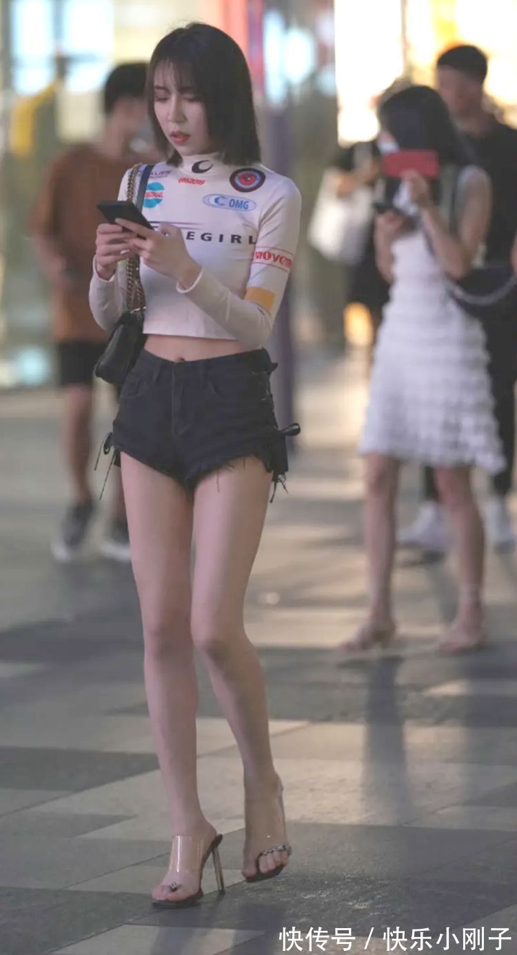 高跟凉鞋 牛仔短裤搭配长袖衫高跟鞋,秀出身材苗条腿!