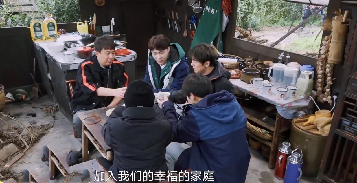 張藝興買食材時瘋狂試吃，何炅說他是個狠角色，黃磊以粥代茶招待