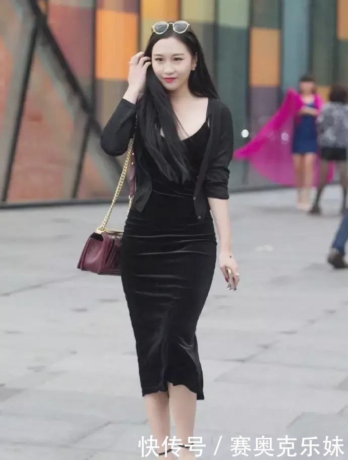 ÐÞÉí|ºÉÒ¶ÂÞȹһɫ²Ã£¬Ü½ÈØÏòÁ³Á½±ß¿ª£¬ÐÞÉí³¤È¹ÑÝÒïµÄÓÅÑŶËׯ֮ÃÀ