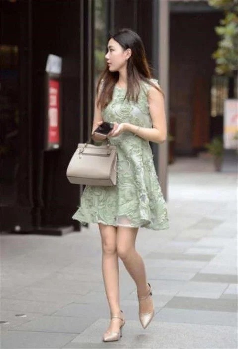 街拍:风吹裙摆美发飘,时髦佳人,你的美丽像丁香