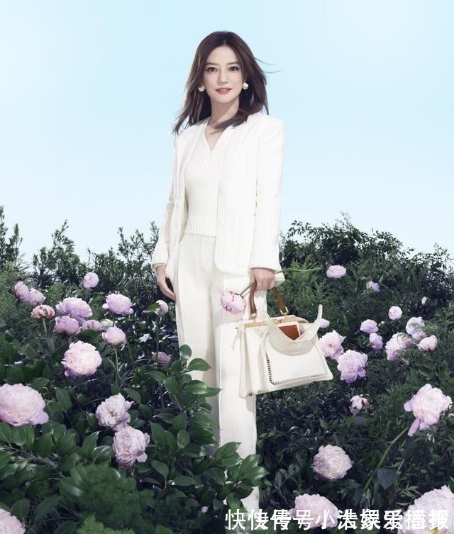 时尚|45岁女人显年轻的发型有哪些中长直发或卷发都很好,时尚又优雅