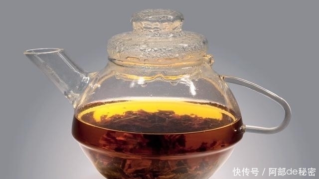 恶习|3个喝水的“恶习”,或许让肾脏越来越“差”,不妨尝试这样喝水