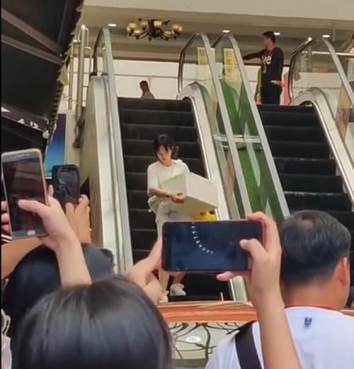 泡沫箱|姚安娜去采购,结束后拎着两个袋子,还抱着一个泡沫箱,太吃力了