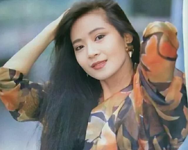 俞小凡夫妇秀恩爱，57岁翁家明满嘴胡渣略憔悴，曾2度背叛妻子