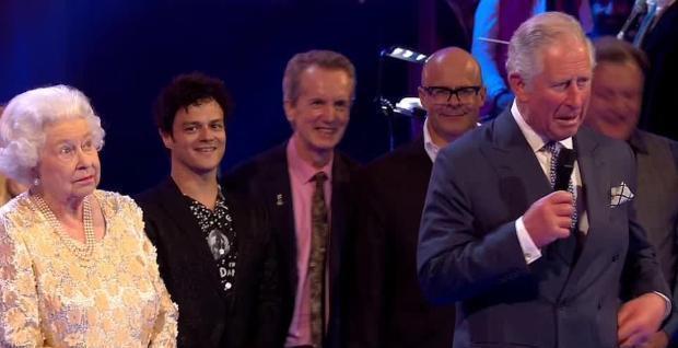 威廉|有妈的孩子像块宝:70岁查尔斯看球睡着,92岁女王微笑不忍叫醒他