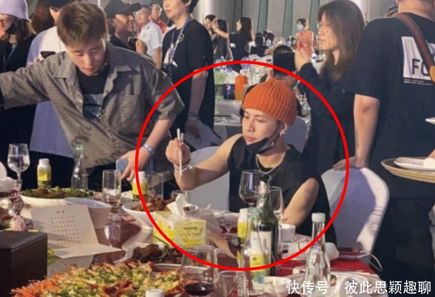 创4庆功宴生图曝出,王嘉尔全程专心干饭,我却被贵公子刘宇吸引