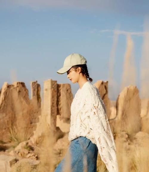 早春，毛衣就买这3个“显白色”，高级不说还减龄，照着穿就好