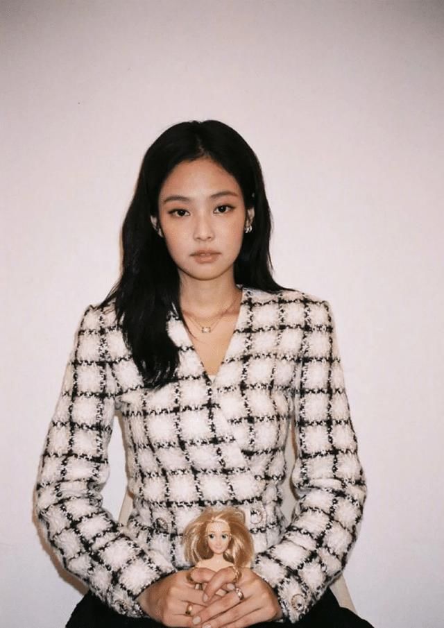 ?最近火了一种穿法叫：“小香风外套+裙子”，时髦高级还显瘦