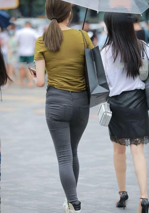 身材|紧身短袖和紧身牛仔裤的搭配，紧身状态下彰显身材，时尚感十足！