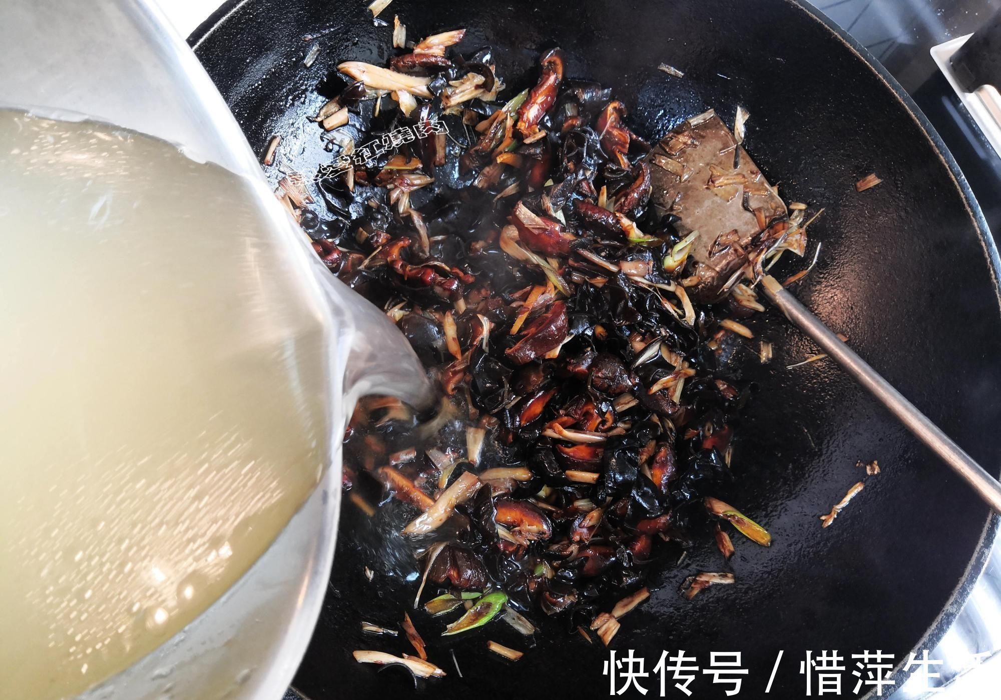 面条|我们这过生日必吃这碗打卤面，卤子香喷喷，面条爽滑又筋道太香了