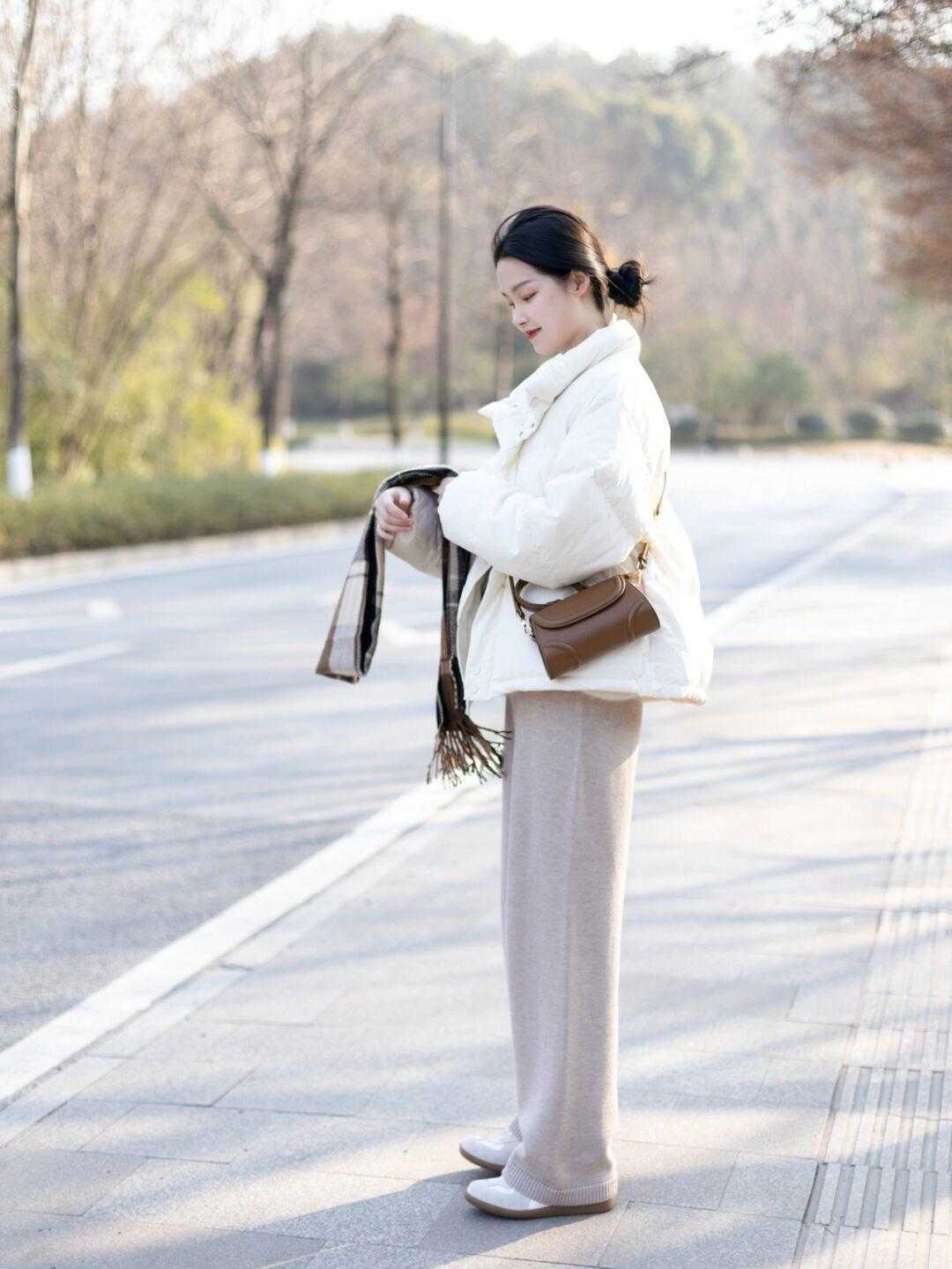 羽绒服|冬天想要穿出气质感,选对内搭很重要,这些单品日常简约又不挑人