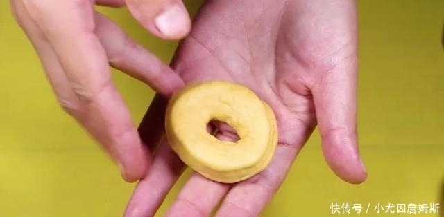 甜甜|甜甜圈最简单做法,不用烤箱不油炸,补钙好消化,比面包还好吃