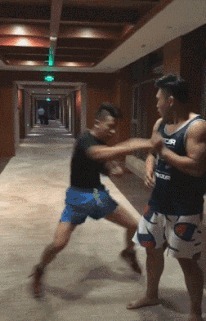 |搞笑GIF段子:这下好了姑娘回去有理由解释了