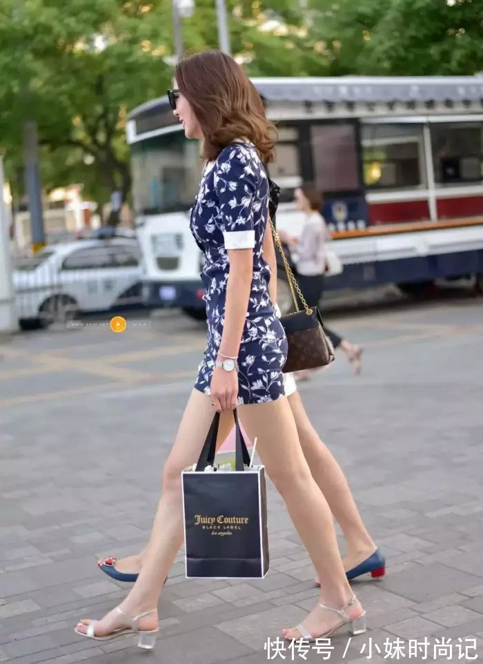 印花连衣裙|街拍: 两个大长腿小姐姐, 包臀裙和印花连衣裙, 哪个是你的最爱?