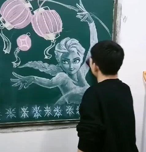 黑板!美术生黑板手绘“冰雪女王”,看到他直接擦掉后,网友:你完了!