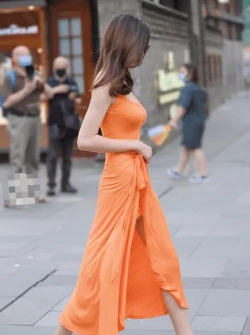 街拍小姐姐身穿橘子色连衣长裙,更显青春靓丽的气质