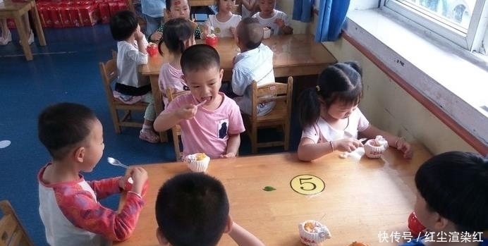 退回|孩子幼儿园过生日，妈妈送蛋糕被原封退回，老师：蛋糕太小了