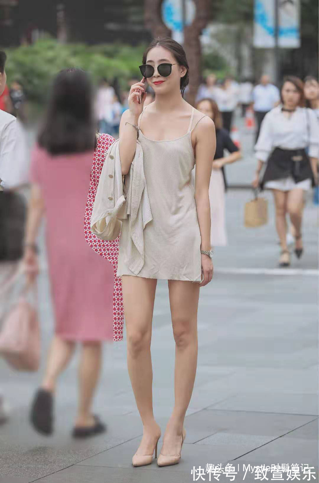小姐姐 非常温柔显气质的穿搭，米白色吊带裙+开衫，让你轻轻度过一周哦