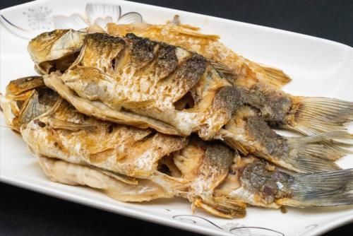 不管煎什么鱼，不要加盐或裹粉，牢记2个技巧，鱼肉完整不粘锅