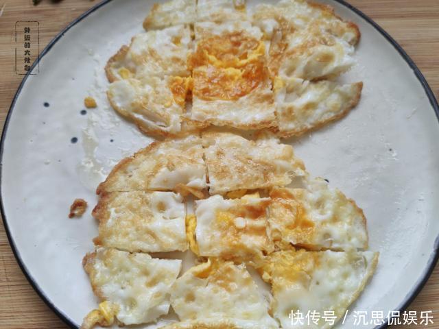 核桃油|吃了半辈子鸡蛋,第一回见这种做法,当菜又当饭,干香入味又好吃
