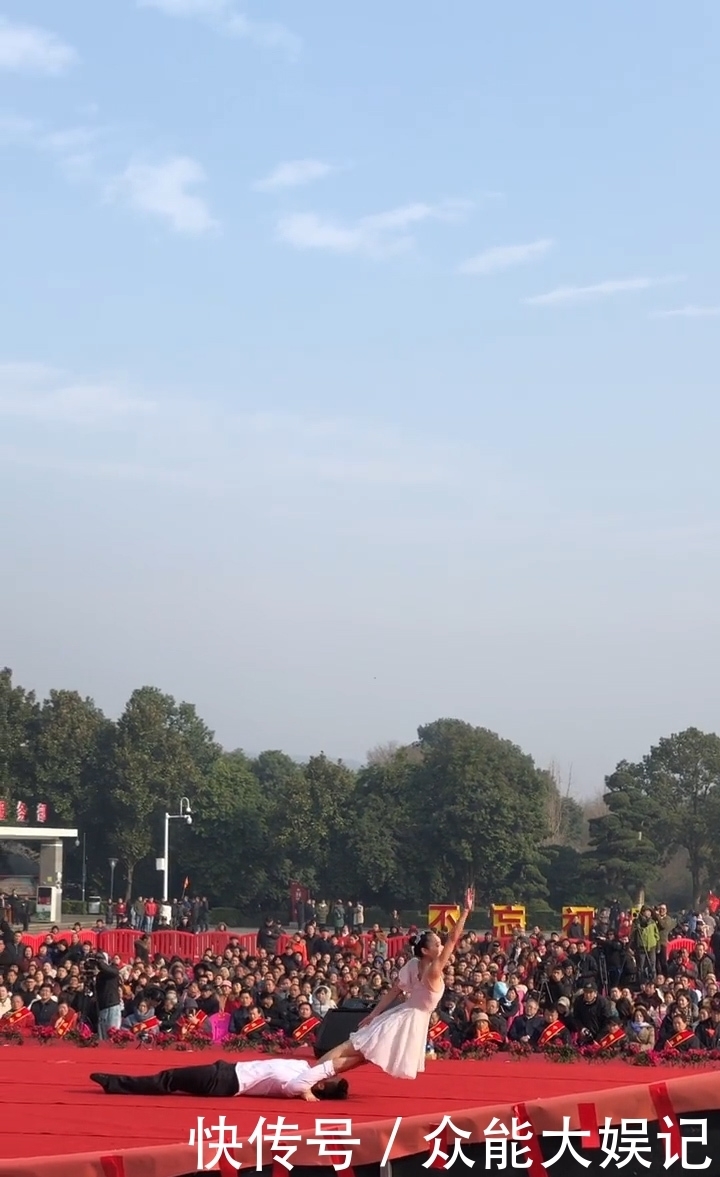 女子|女子表演倾斜75度险摔台下,观众连手为她筑成“人肉垫”