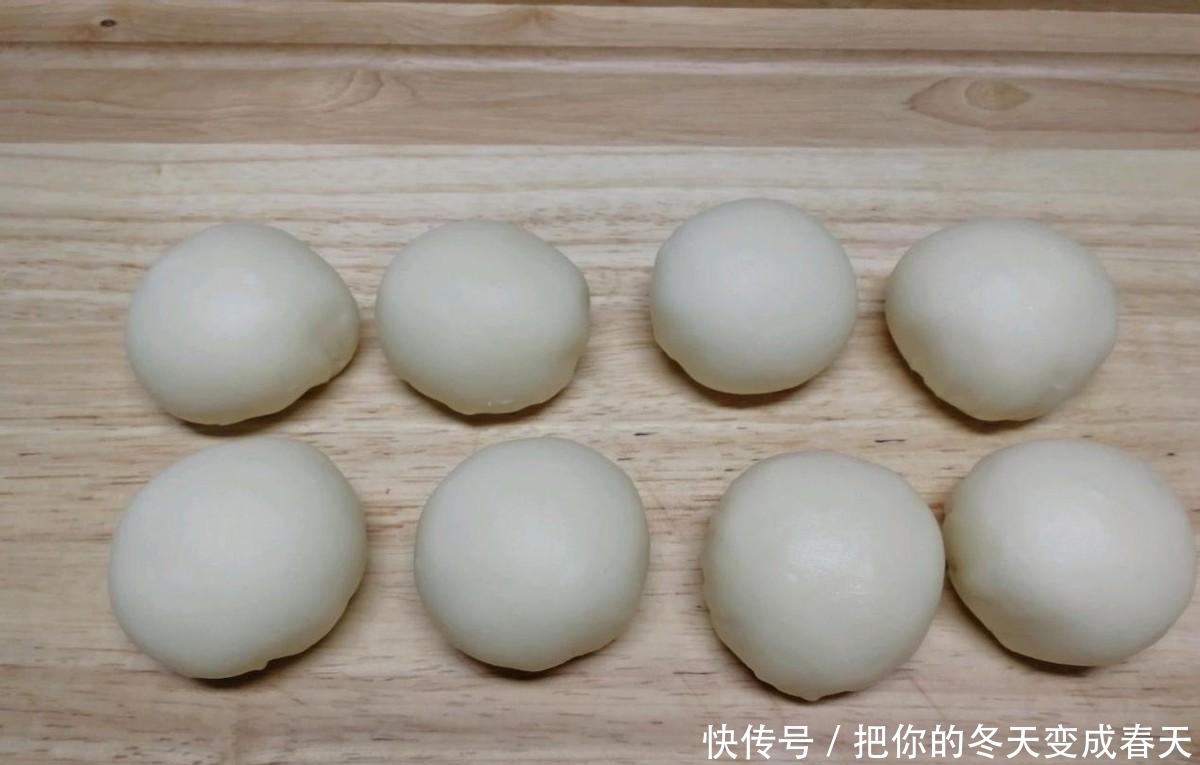 简单易上手的蛋黄酥,层层馅料包裹,香酥可口,太好吃了